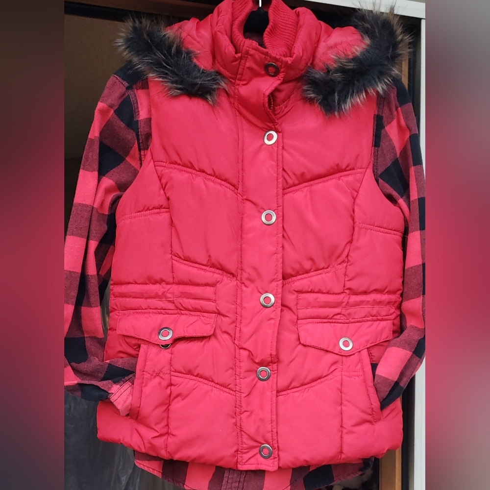 Faded Glory Red Vest w/Black Faux Fur hood, 4 pockets, snaps & zips NWOT - Picture 2 of 12